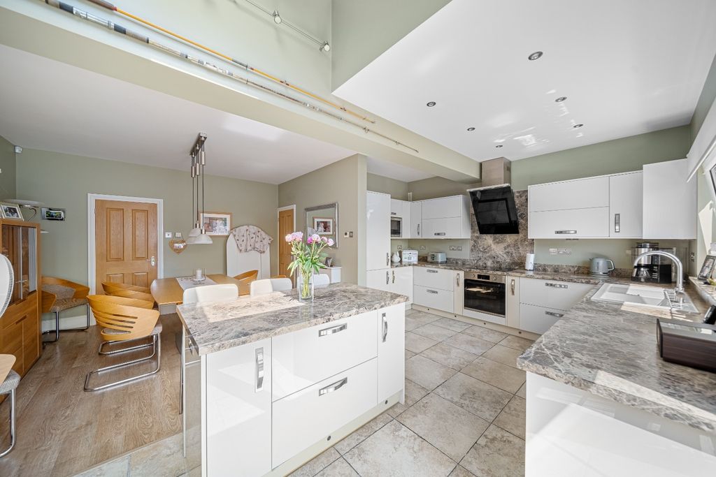 Property photo 2 of 22 4885792