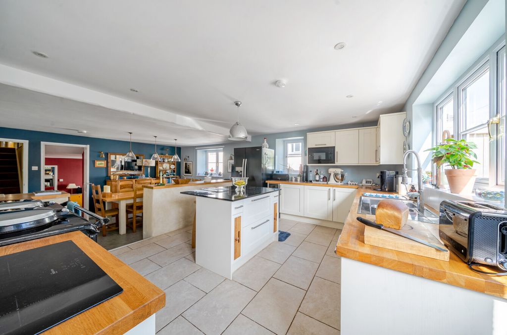 Property photo 2 of 28 Kitchen