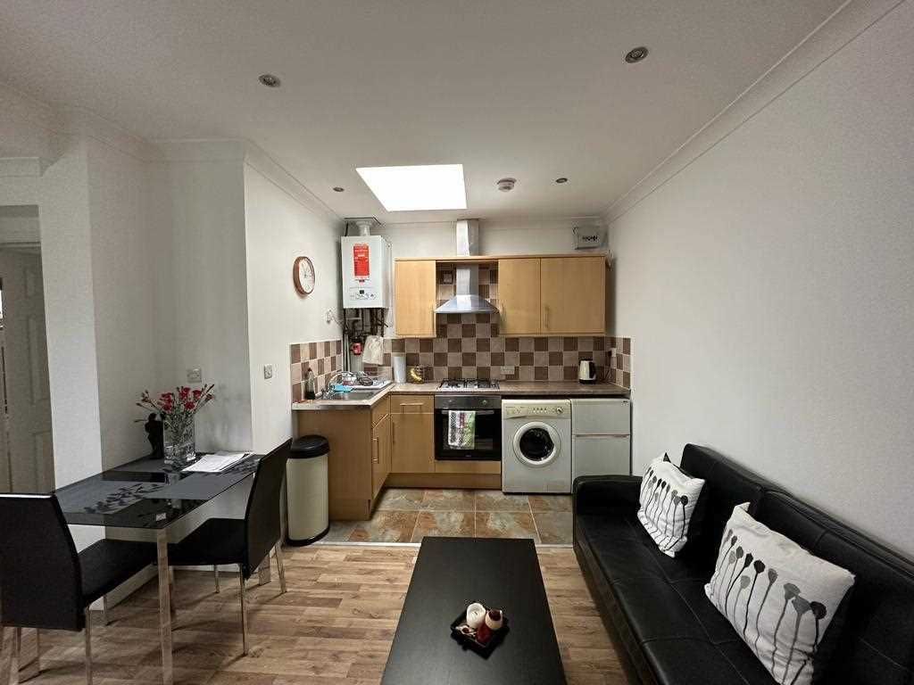 Property photo 3 of 10 Kitchen