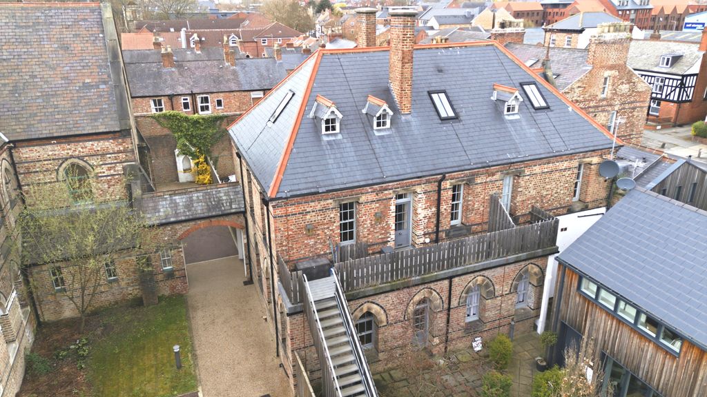 Property photo 1 of 16 Theextern001