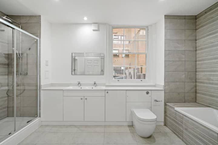 Property photo 3 of 7 Bathroom