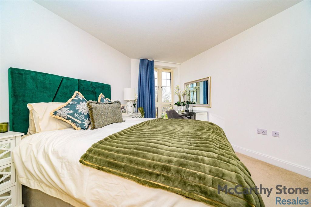 Additional image 5 of 2 bed flat for saleGreat North Road, Hatfield AL9