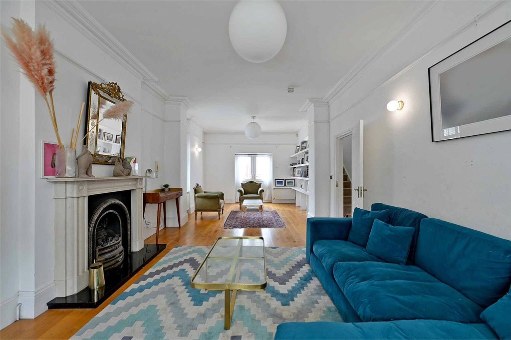 Property photo 3 of 18 Sitting Rroom