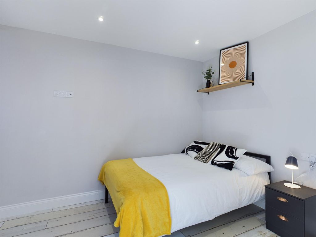 Property photo 2 of 5 A Bright And Stylish Double Bedroom Featuring Mode...