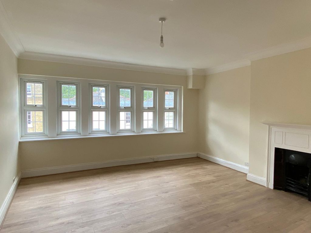Property photo 1 of 4 Living Room