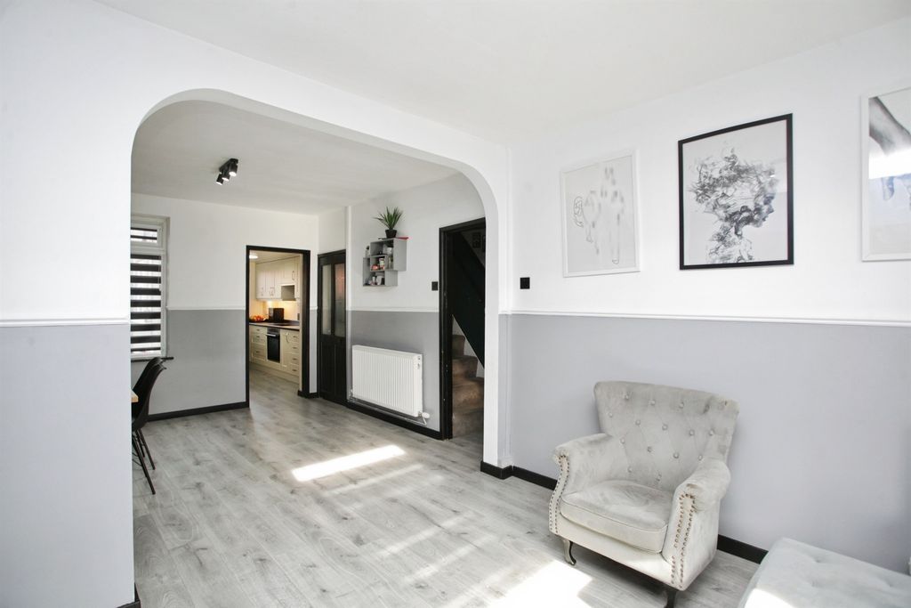 Property photo 3 of 23