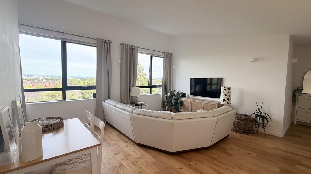 Property photo 3 of 13 E5Fa738d-706d-447c-B9F6-5Be43696bbc6.Jpg