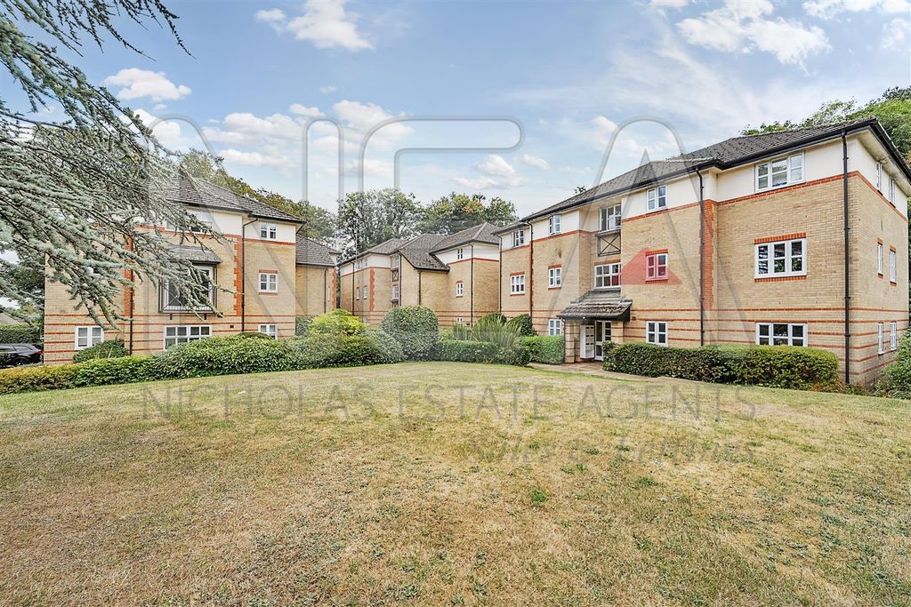 Property photo 1 of 12 Communal Gardens