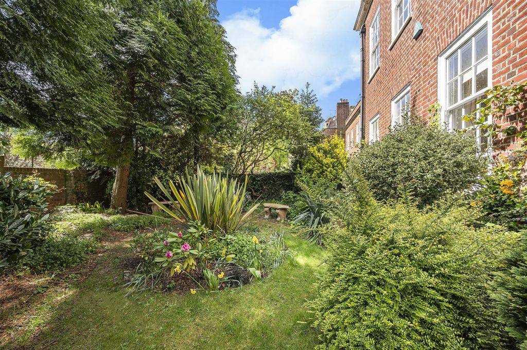 Property photo 3 of 17 Garden(4).Jpg