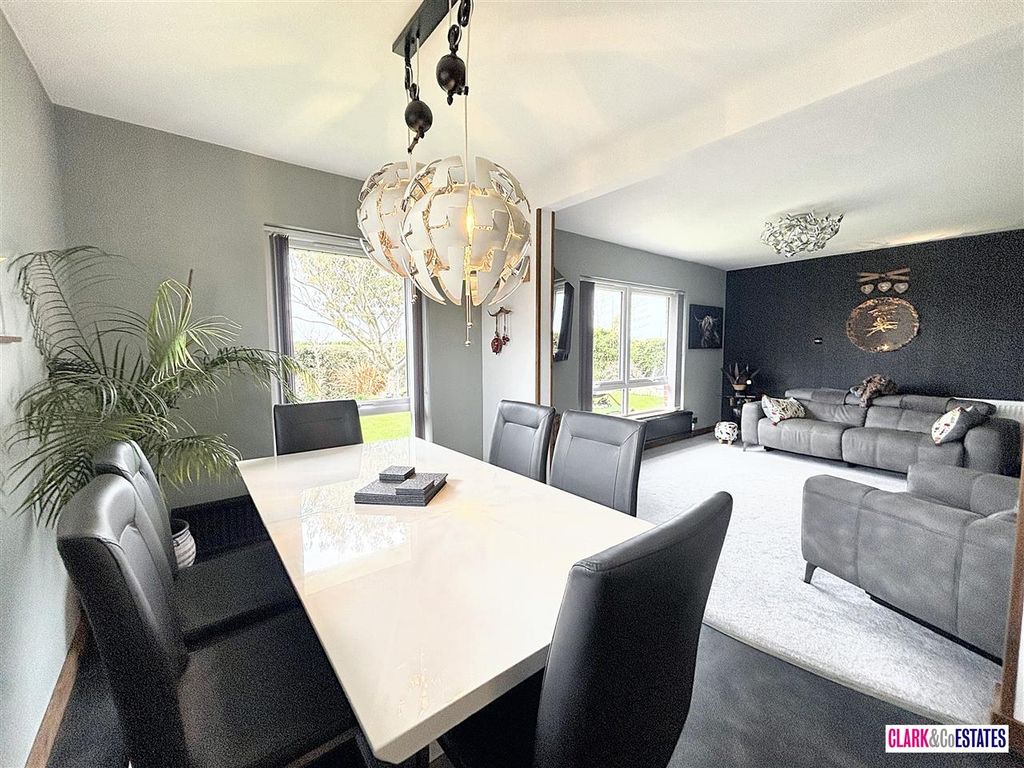 Property photo 3 of 18 Lounge