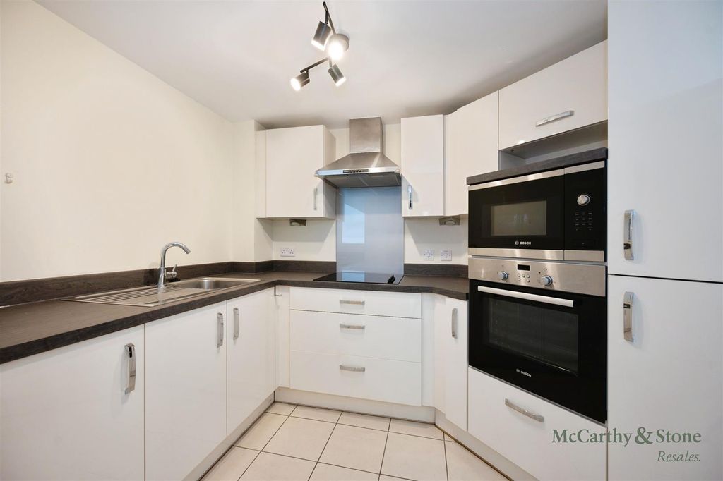 Property photo 2 of 11 41Tudorrosecourtsouthparadesouthseapo40De265.Jpg