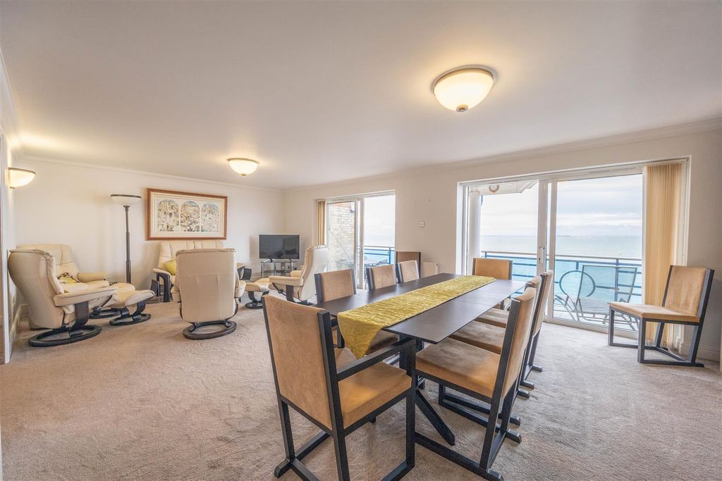 Property photo 2 of 32 Lounge/Diner