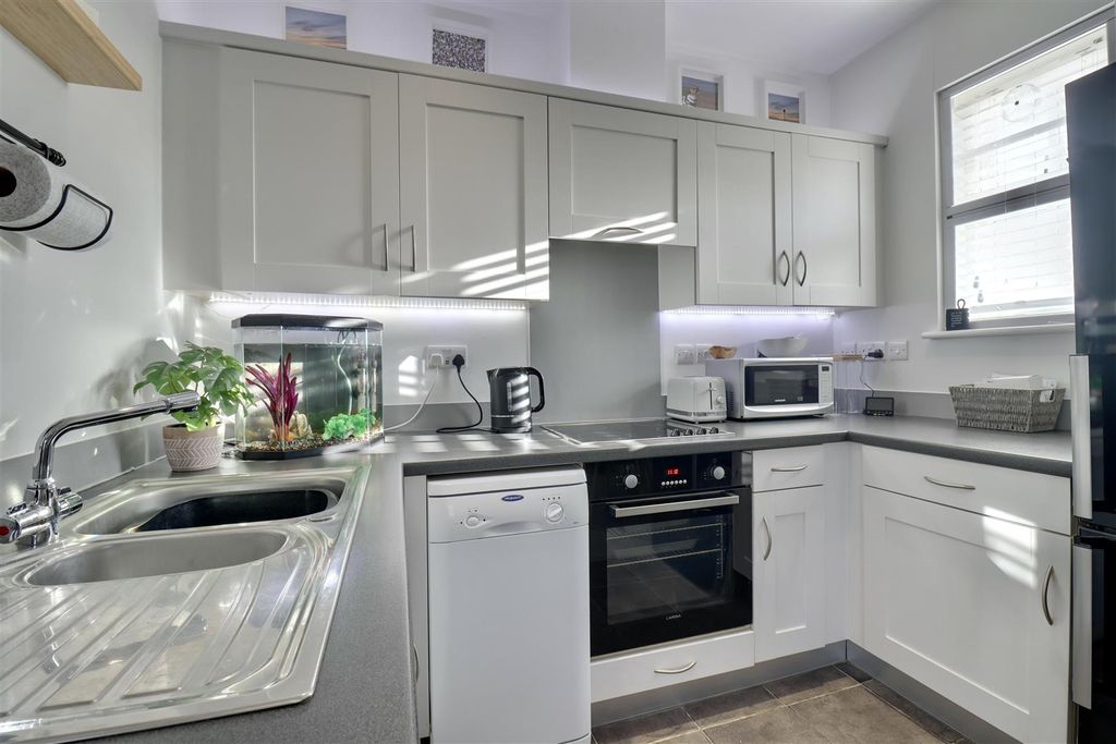 Property photo 3 of 14 Kitchen