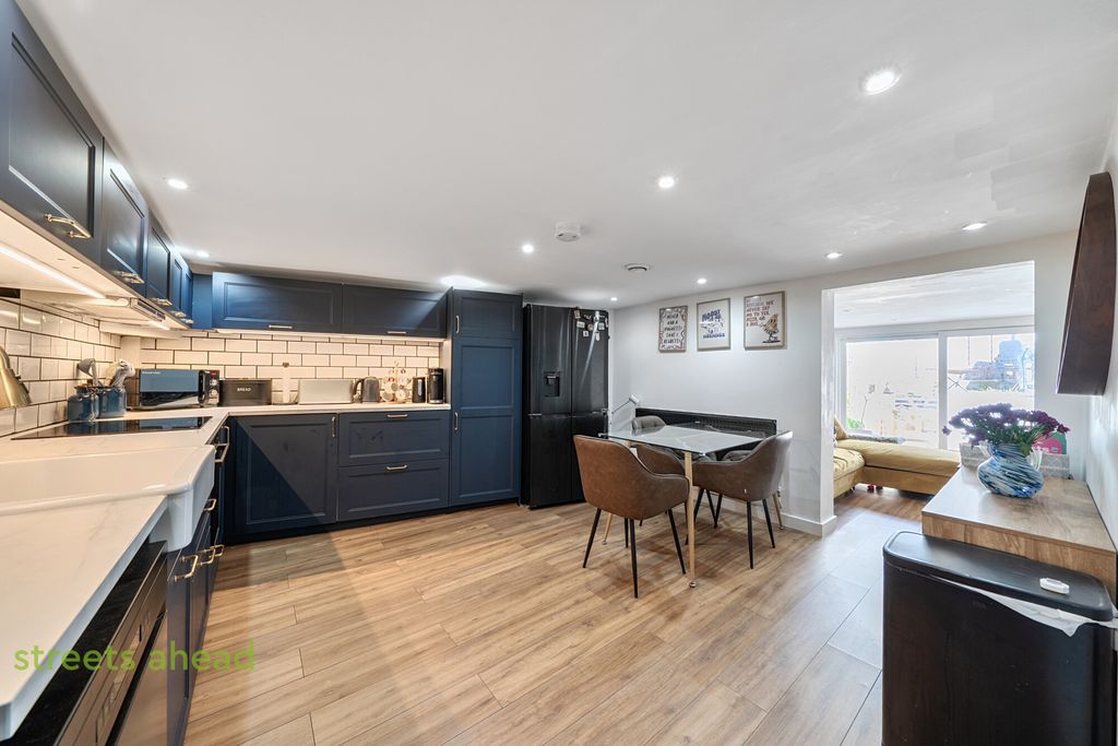 Property photo 1 of 17 86075080-ce90-438...
