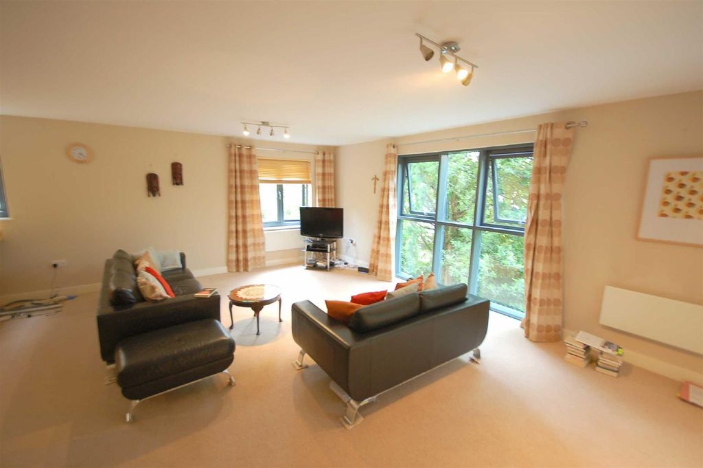 Property photo 3 of 11 Lounge