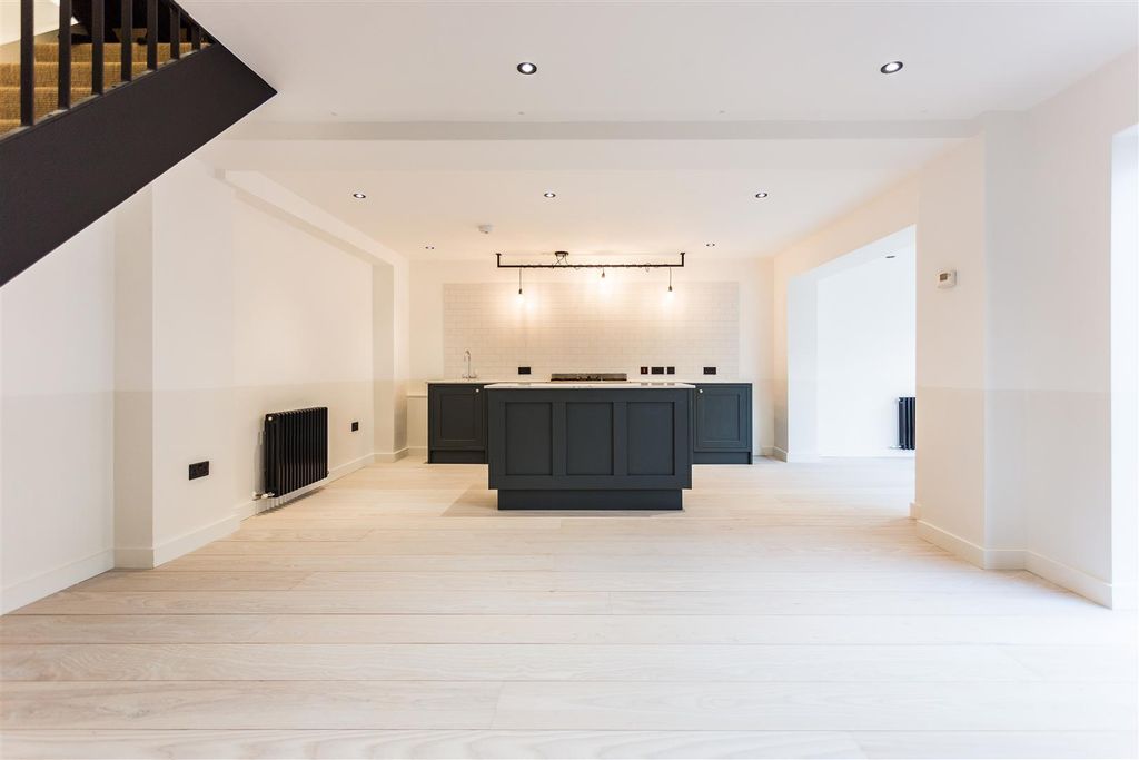 Property photo 2 of 13 Mb_Number 11_Fonthill Mews_44.Jpg