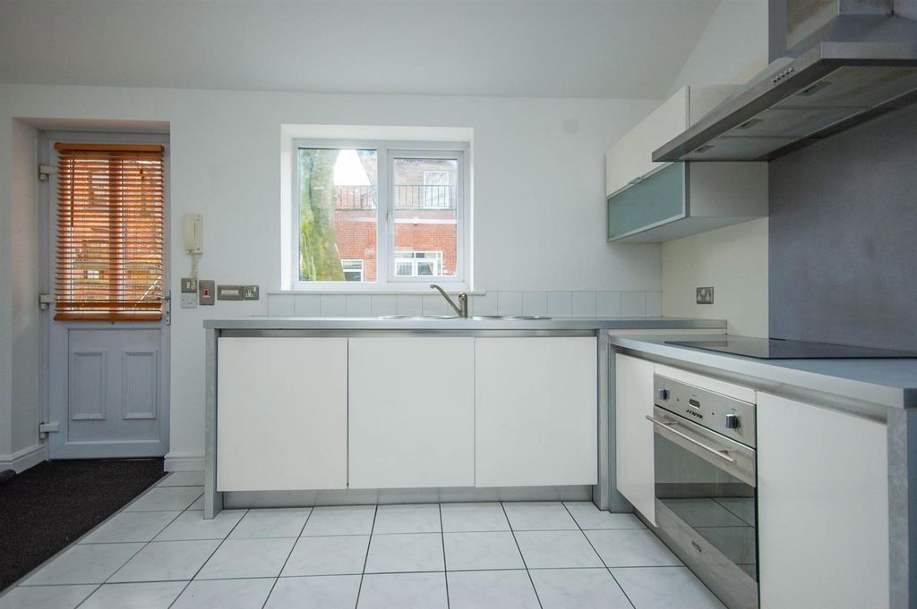 Property photo 3 of 8 Kitchen/Dining Room