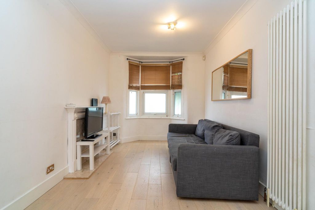 Property photo 3 of 14 Lounge