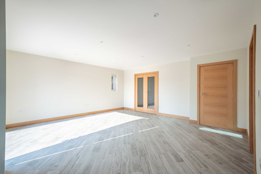 Property photo 3 of 7 50A High Street-08