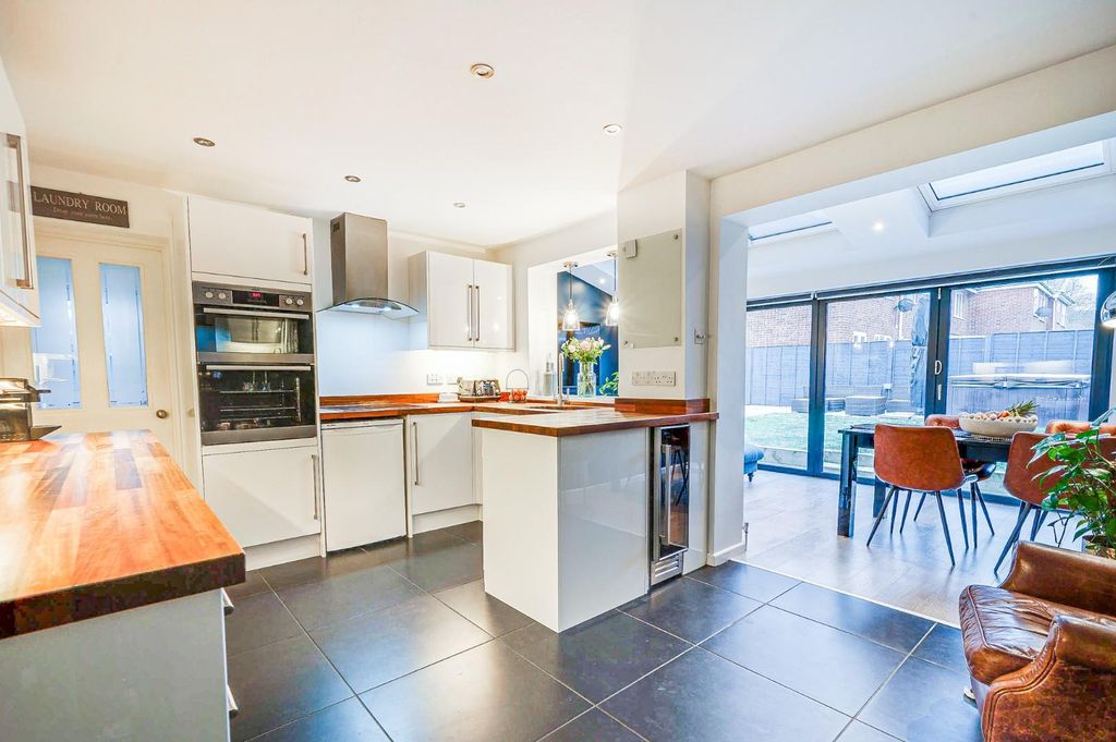 Property photo 2 of 28