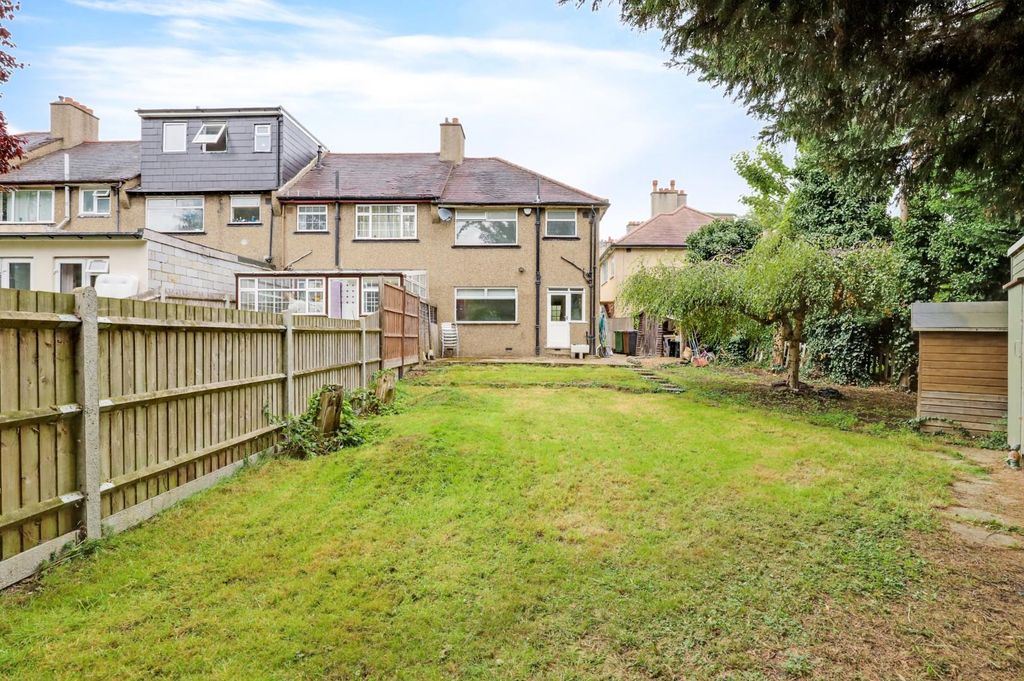 Property photo 1 of 13 13-9ee3Jhpropworld - 7 Mylis Close - 23.Jpg