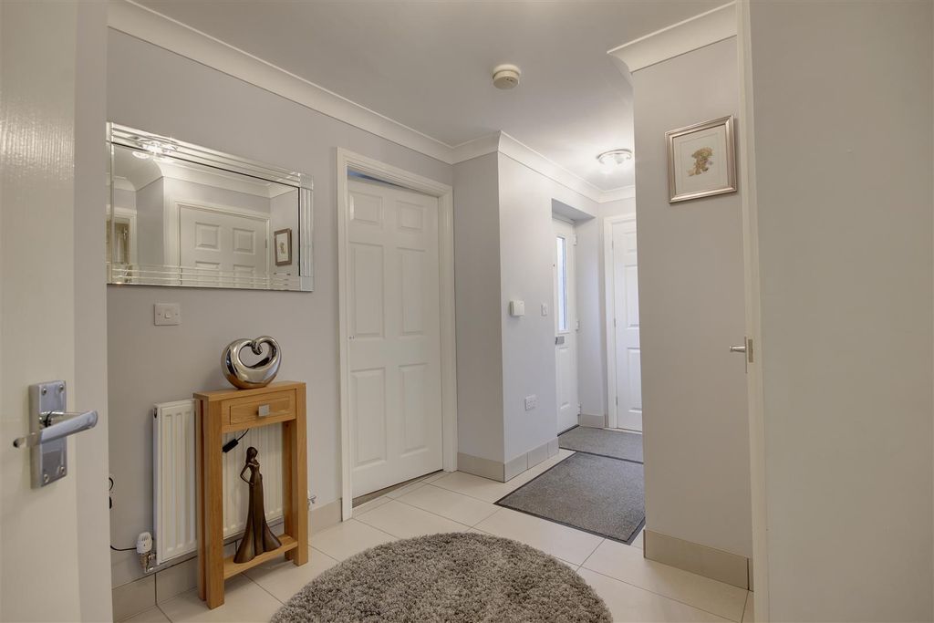 Property photo 3 of 10 Entrance Hallway