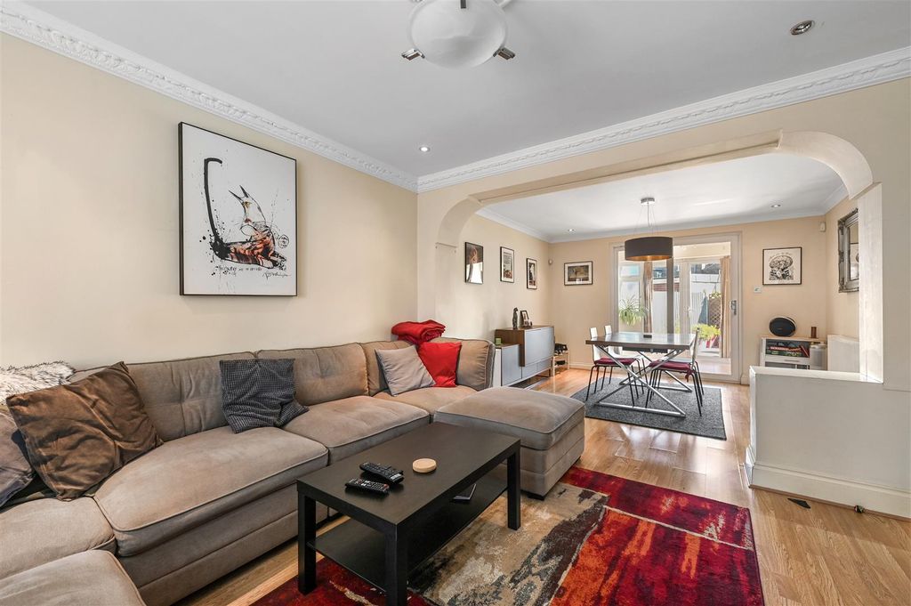 Property photo 3 of 27 Through Lounge