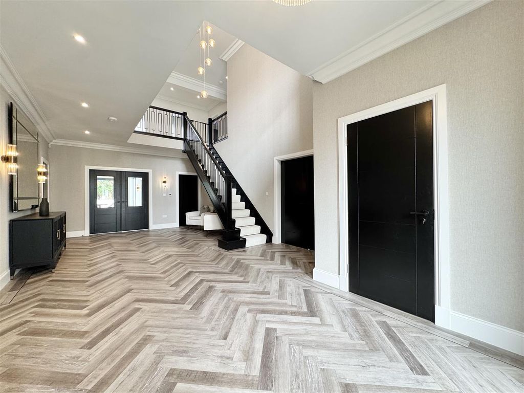 Property photo 3 of 41 Entrance Hallway