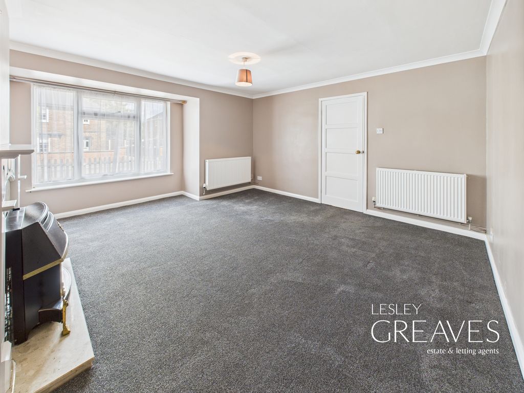 Property photo 3 of 16 Living Room