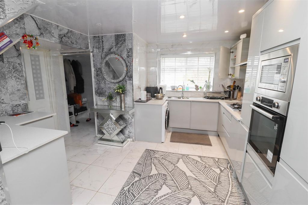 Property photo 3 of 11 Kitchen
