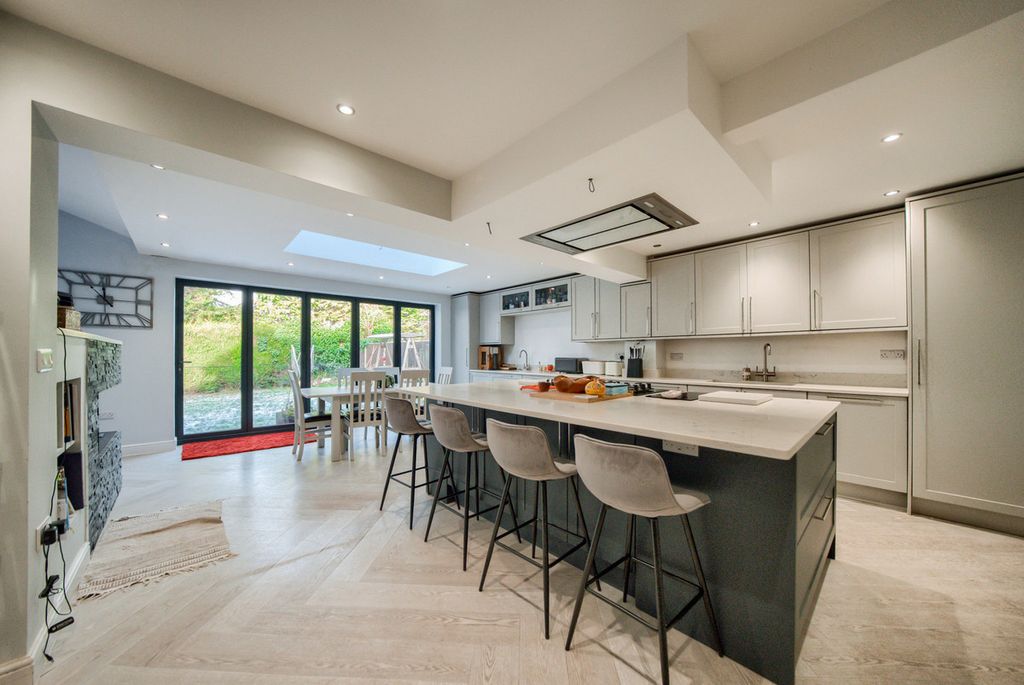 Property photo 2 of 28