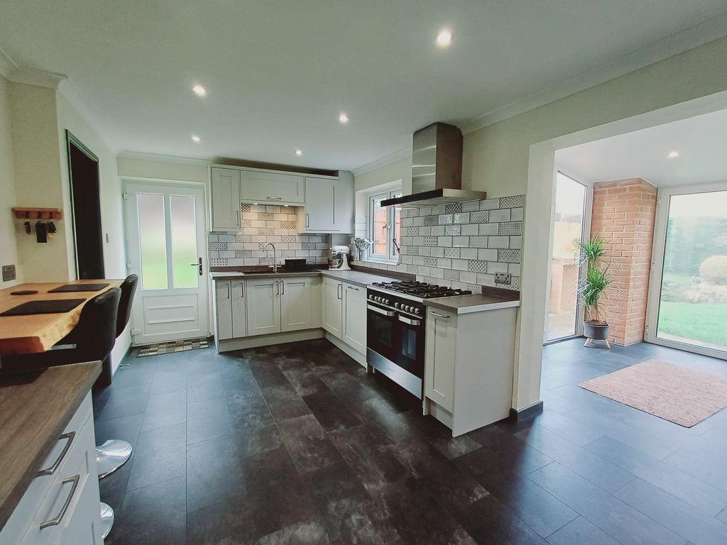 Property photo 3 of 20 Kitchen/Breakfast Room