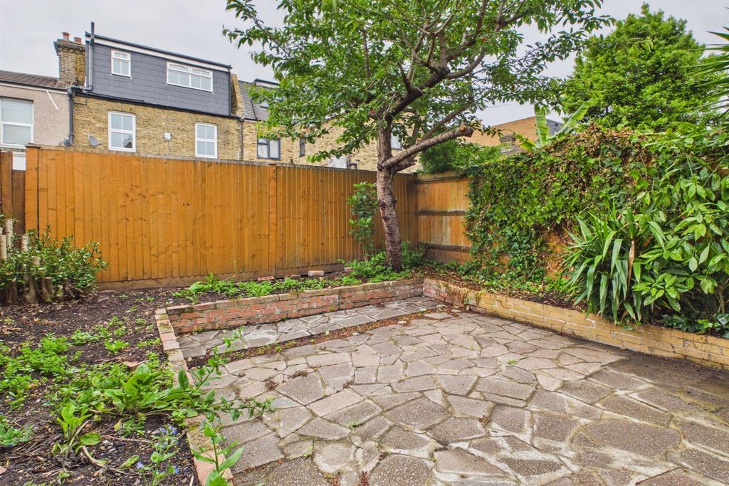 Property photo 3 of 11 Garden