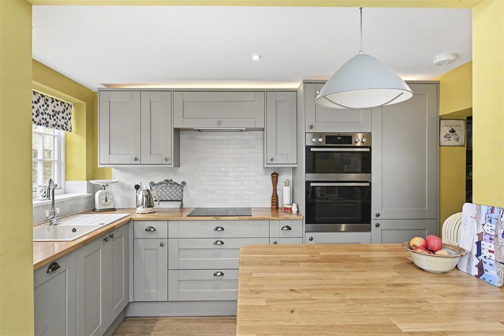 Property photo 2 of 12 112-High-Street-09.Jpg