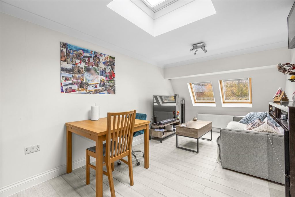 Property photo 2 of 13 Flat 8, Buckingham Place, Bellfield Rd, Hp13 5Hw-1