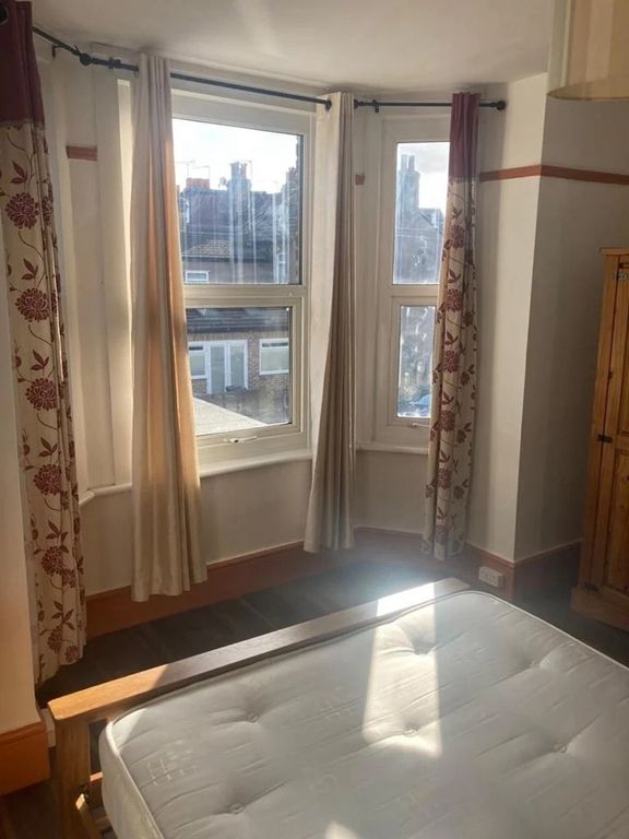 Property photo 1 of 10 A Bright Double Bedroom Featuring Large Bay Window...