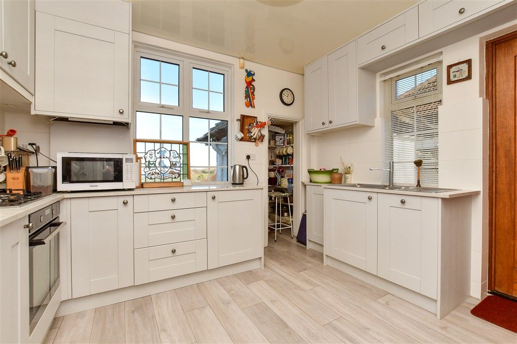 Property photo 3 of 19 Kitchen