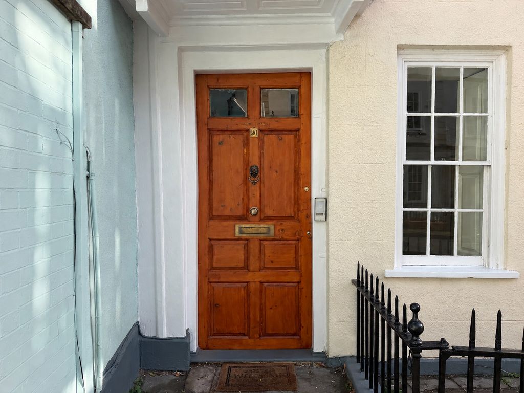 Property photo 2 of 32