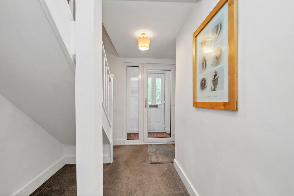 Property photo 2 of 16 Entrance Hall