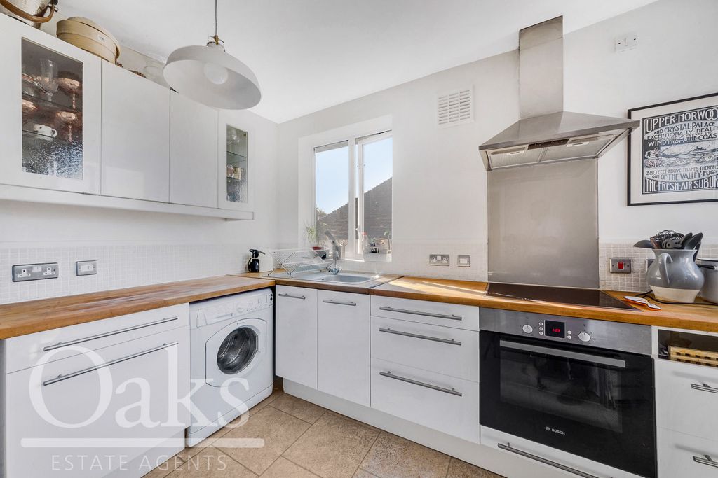 Property photo 2 of 8 Kitchen
