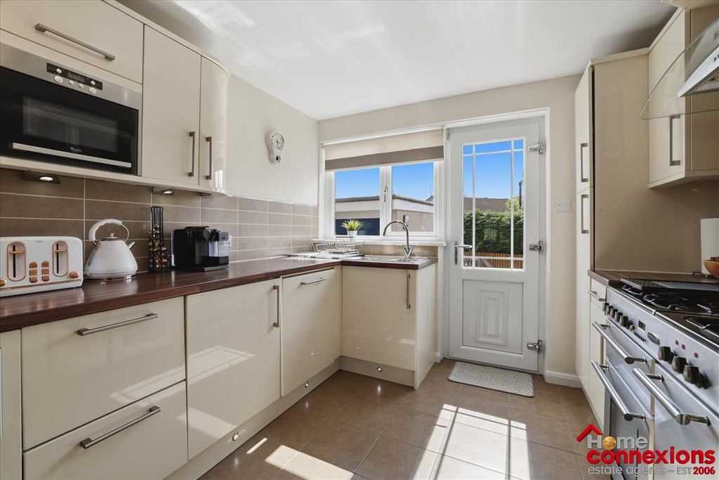 Property photo 3 of 25 Kitchen