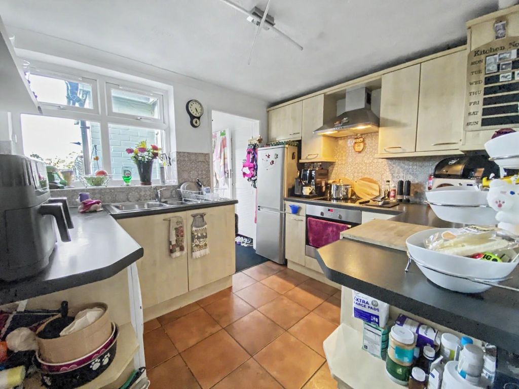Property photo 2 of 8 Kitchen (2).Jpg