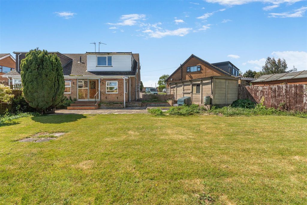 Property photo 2 of 16 7 The Close, Chipping Warden-15.Jpg