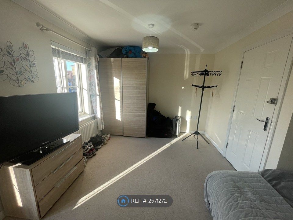 Property photo 3 of 9 Wardrobe And Chest Of Drawers