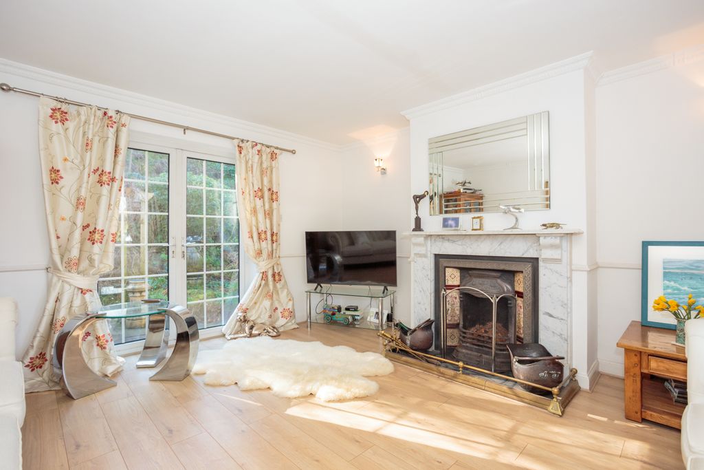 Property photo 2 of 55 Living Room