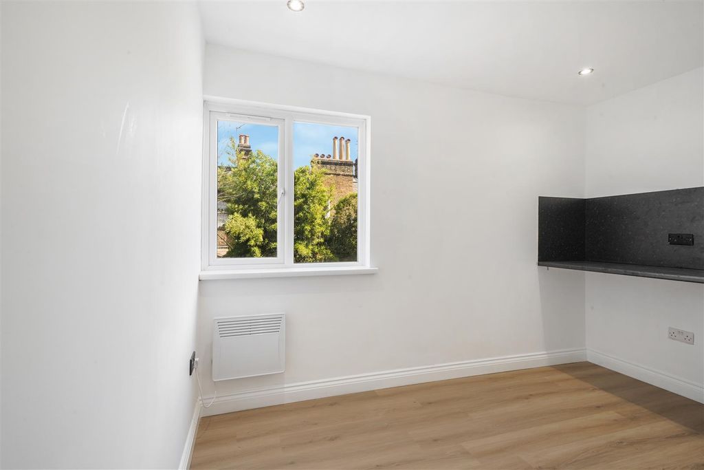 Property photo 1 of 6 Room 4