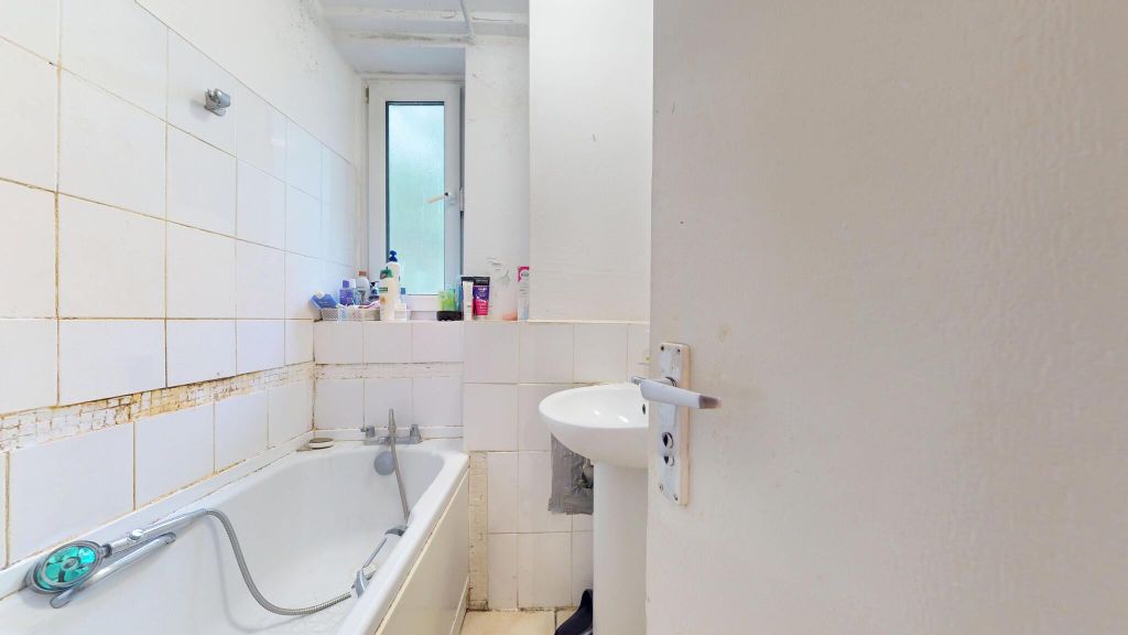 Property photo 3 of 13 Bathroom