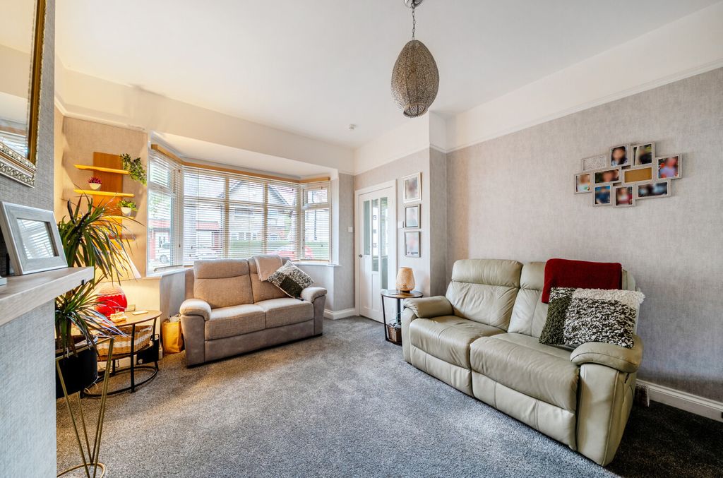 Property photo 2 of 19 1528080-12-6Abcd3...