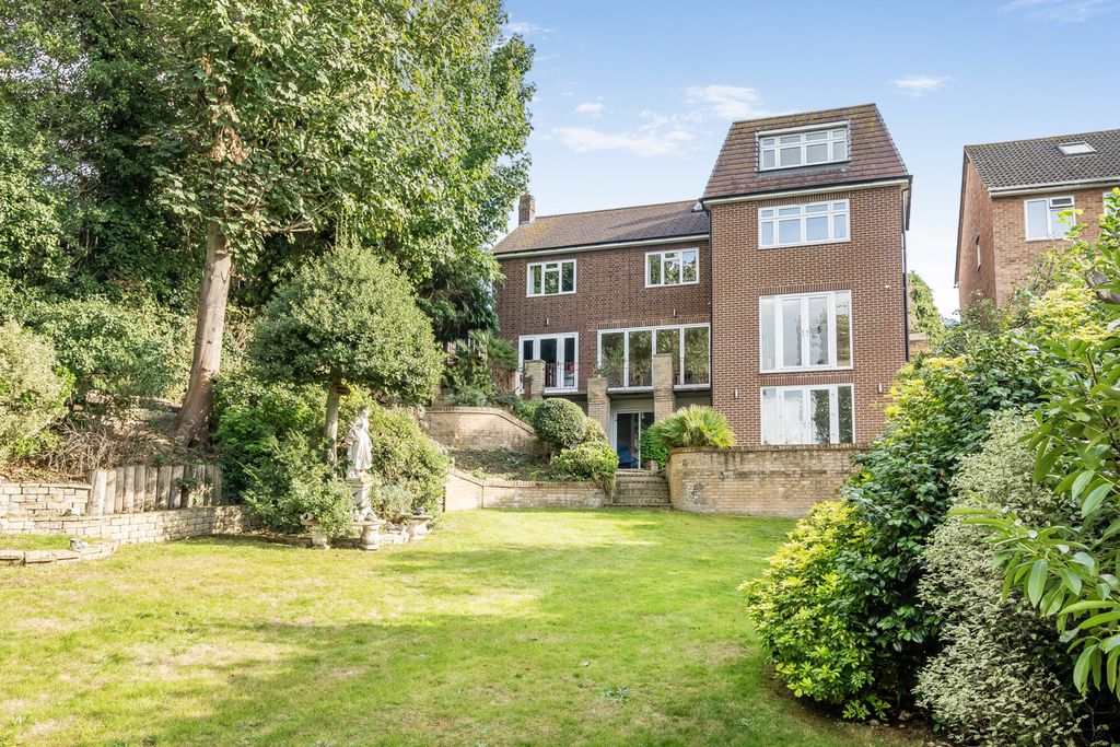 Property photo 1 of 47 Garden