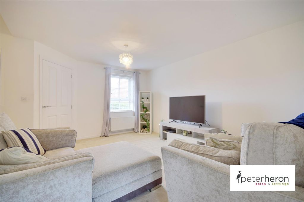Property photo 3 of 18 Lounge